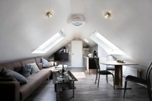 a living room with a couch and a table at Uhses Ferienwohnung in Heide