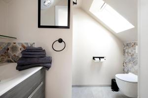 a bathroom with a sink toilet and a mirror at Uhses Ferienwohnung in Heide +15 photos