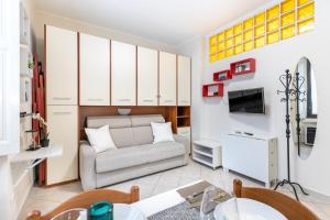 a living room with white cabinets and a couch at Appartamento Quadrifoglio - Affitti Brevi Italia in Milan
