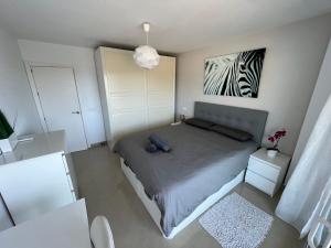 トレモリノスにあるApartamento Carihuela Torremolinosのベッドルーム1室(ベッド1台付)とシマウマの写真