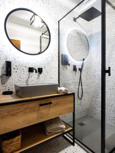 La salle de bains est pourvue d'un lavabo et d'un miroir. dans l'établissement TatryView Apartments by KingDubaj PREMIUM, à Veľká Lomnica