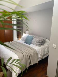 Un dormitorio con una cama con una planta al lado en Casa Reconquista en Mendoza
