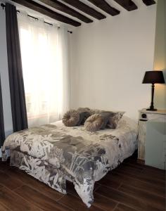 Giường trong phòng chung tại Studio tout confort à 2 pas du Château st Germain