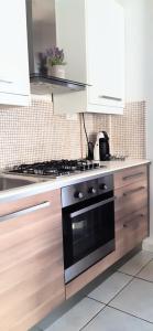 Kuchyň nebo kuchyňský kout v ubytování Nikolas Apartments