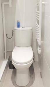 a bathroom with a white toilet in a room at Studio tout confort à 2 pas du Château st Germain in Saint-Germain-en-Laye