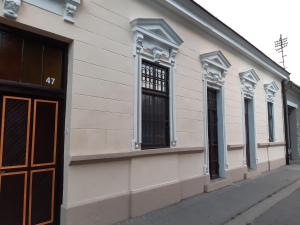 un edificio blanco con ventanas en una calle en 20 Bakancs Apartman en Esztergom