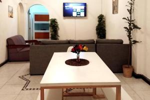 un soggiorno con tavolo bianco e divano di REG AMPLIO Y ACOGEDOR DEPTO CENTRO HISTÓRICO CDMX a Città del Messico