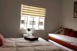 1 dormitorio con cama y ventana en REG AMPLIO Y ACOGEDOR DEPTO CENTRO HISTÓRICO CDMX, en Ciudad de México