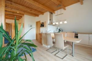 een keuken en eetkamer met een houten tafel en stoelen bij Ferienwohnung Dienst in Hagenburg