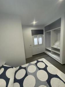 a bedroom with a bed with a rug on the floor at Apartamento Conil Playa in Conil de la Frontera