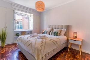 ein Schlafzimmer mit einem großen Bett und einem Fenster in der Unterkunft MIO Apartment by Madeira Sun Travel in Funchal