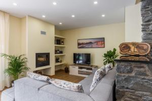 a living room with a couch and a tv at Villa Teresa by Atlantic Holiday in São Vicente