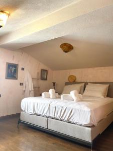 ein Schlafzimmer mit einem großen Bett mit weißer Bettwäsche in der Unterkunft Kleopatra's House in Karavostamo