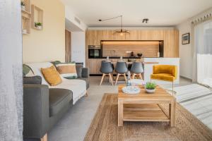 salon z kanapą i stołem w obiekcie Superbe appartement bord de mer w mieście Saint-Mandrier-sur-Mer +5 zdjęć