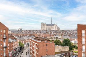 B&B HOTEL Amiens Centre Cathédrale في أميان: اطلاله على مدينه بها مباني وكاتدرائية