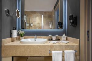 La salle de bains est pourvue d'un lavabo et d'un miroir. dans l'établissement Crowne Plaza - Istanbul Tuzla Viaport Marina, an IHG Hotel, à Istanbul