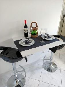 - une table avec des verres à vin et un panier dans l'établissement Ocean Surf Suite, à Playa del Hombre