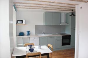 Kuchyňa alebo kuchynka v ubytovaní Suzon appartement idéalement situé
