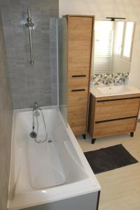 Kúpeľňa v ubytovaní Suzon appartement idéalement situé