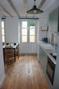 Kuchyňa alebo kuchynka v ubytovaní Suzon appartement idéalement situé