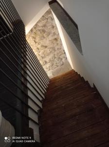 una escalera en una casa con una pared de piedra en Casa Angelene, en Vitorchiano