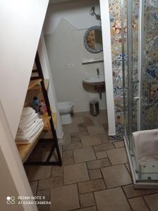 y baño con ducha, aseo y lavamanos. en Casa Angelene, en Vitorchiano