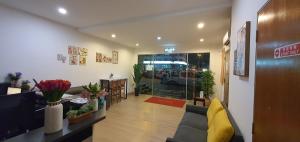 sala de estar con sofá y mesa con plantas en DS Hotel en Ipoh