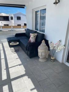 un sofá azul sentado en un patio en Casa Yurena en Playa Honda