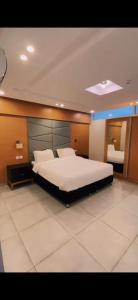 1 dormitorio con 1 cama grande en una habitación en منتجع راحتي بيوت عطلات en Taif