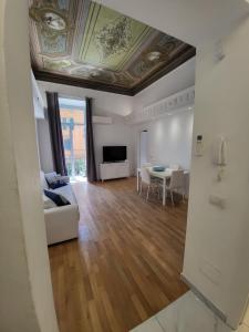 un soggiorno con soffitto a cassettoni e tavolo di GUVANO Luxury Apartments a La Spezia