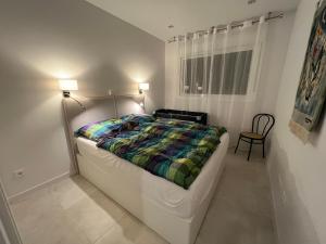 マルベーリャにあるNew build modern ap 4 min walk to the beach and Marbella old townのベッドとテーブルと椅子のある寝室 +27枚の写真