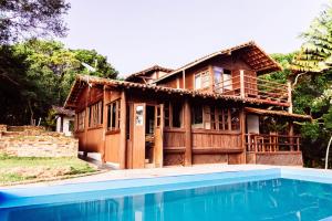 een huis met een zwembad ervoor bij Casa Alto Mucuge in Arraial d'Ajuda