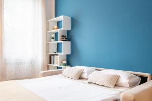 Posteľ alebo postele v izbe v ubytovaní Casa Blu Flexyrent apartment WiFi - NO AC + 15 fotografií