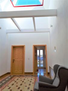 ein Dachfenster in der Decke eines Zimmers mit einer Couch in der Unterkunft Villa Scheckenbach in Sommerach + 8 Fotos