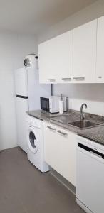 A kitchen or kitchenette at Apartamento C2 1Dormitorio