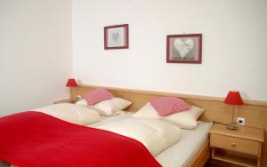 A bed or beds in a room at Haus Sonnenruh