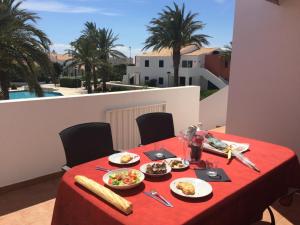 una mesa con platos de comida en un mantel rojo en Your House in Menorca, en Ciutadella