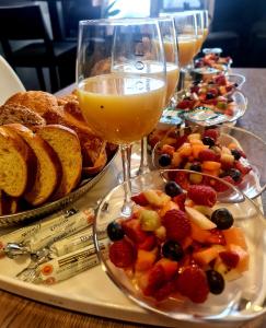 un vassoio di prodotti alimentari con bicchieri di frutta e pane di Les Rêves by Isa ad Arras