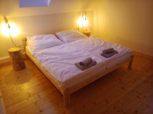 Postel nebo postele na pokoji v ubytování srub U Holubů