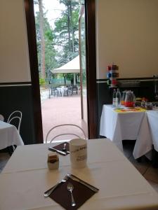 Um restaurante ou outro lugar para comer em Villa Raffaello Park Hotel