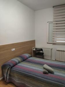 a bedroom with a bed with a pillow on it at Apartamento Como en tu casa in Logroño