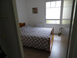 een slaapkamer met een bed in een kamer met een raam bij Séjour inoubliable en baie de SOMME, logement neuf in Saint-Valery-sur-Somme
