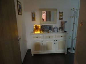 een badkamer met een witte wastafel en een spiegel bij Séjour inoubliable en baie de SOMME, logement neuf in Saint-Valery-sur-Somme