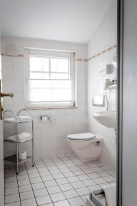 uma casa de banho branca com um WC e um lavatório em Seehotel Köllnitz em Wochowsee