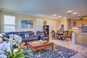 ein Wohnzimmer mit einem Sofa und einem Tisch in der Unterkunft Luxury San Diego Home with Pool, Spa and Views! in San Diego