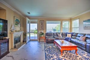 ein Wohnzimmer mit einem Sofa und einem Couchtisch in der Unterkunft Luxury San Diego Home with Pool, Spa and Views! in San Diego