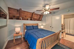 Postel nebo postele na pokoji v ubytování A-Frame Cabin with Hot Tub, Walk to Kentucky Lake!