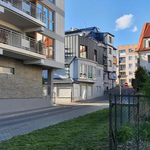 una strada vuota in una città con edifici di Apartamenty Kąpielowa Złoty a Ełk
