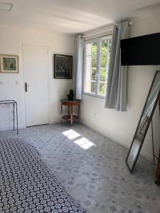 a white room with a bed and a window at Nîmes calme in Nîmes