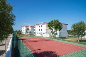 Facilități de tenis și/sau squash la sau în apropiere de Pierre & Vacances Menorca Cala Blanes